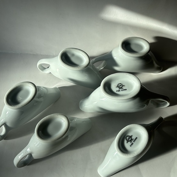 Lot of six gravy boats, white porcelain two marked as Fine China dinner wear - Picture 7 of 8